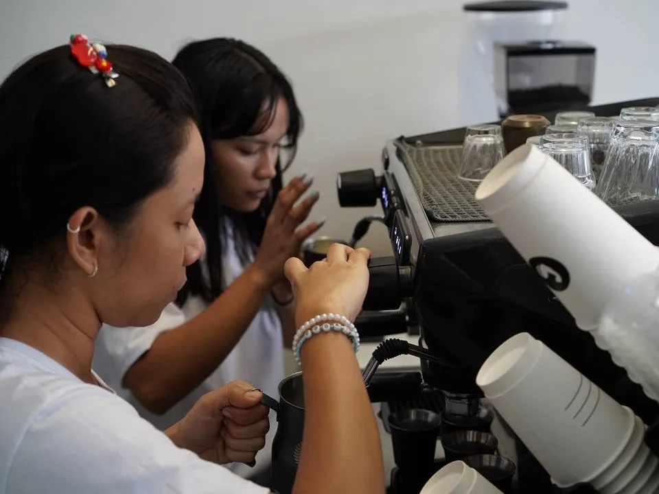 Bruskoffee baristas preparing coffee at the espresso machine
